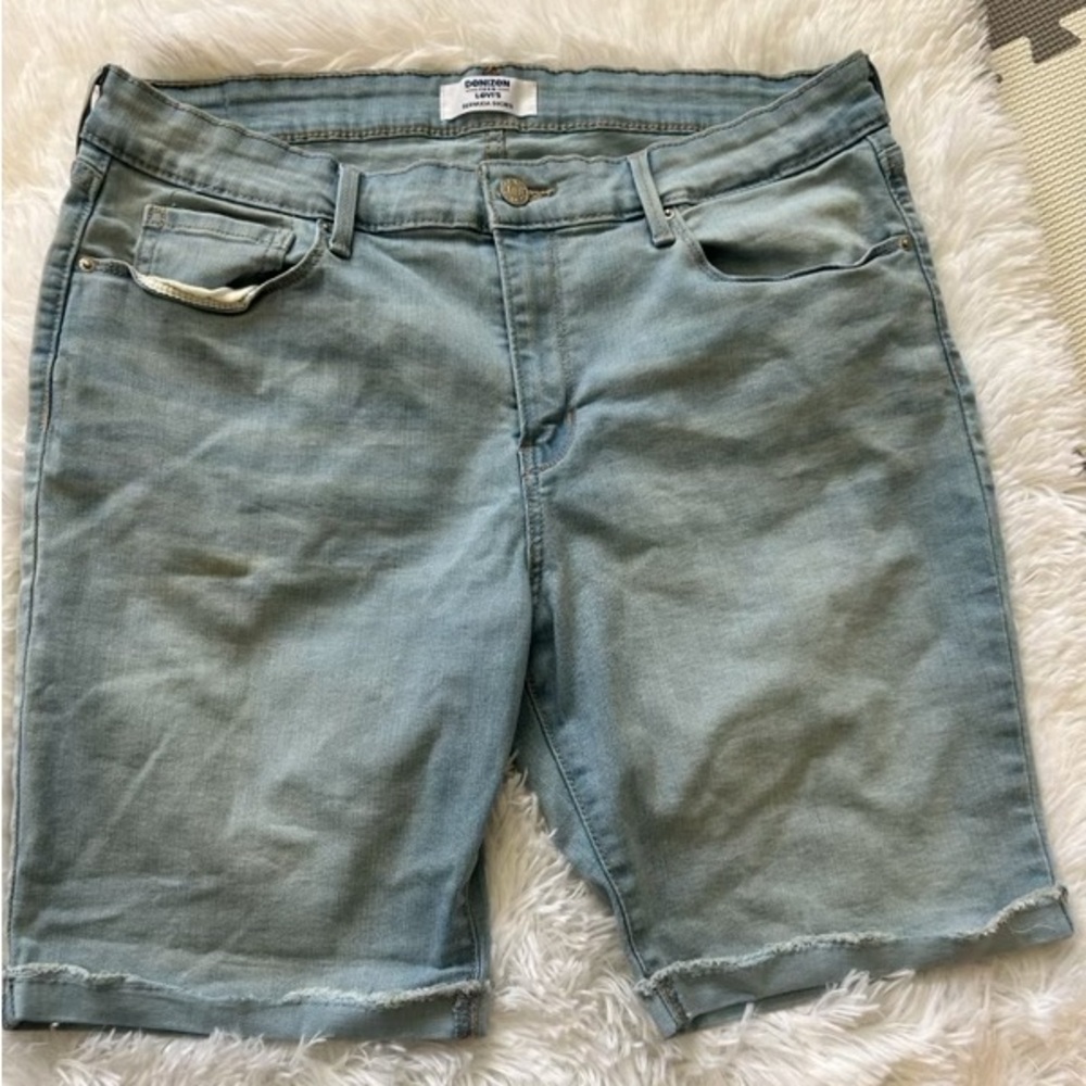 Levi Bermuda shorts. Size 14
